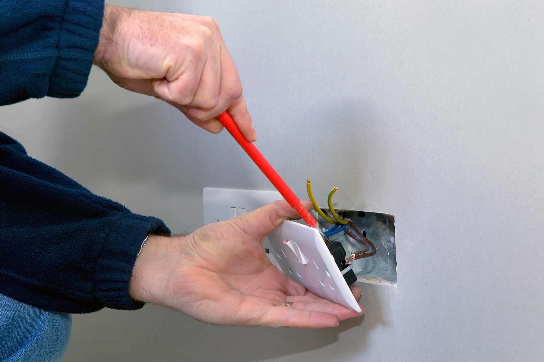 Our electricians can install plug sockets for domestic and commercial proeprties in Glasgow and the local area. 